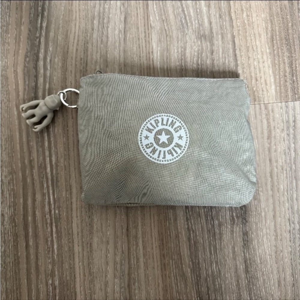 Eva Air x Kipling Amenity Kit